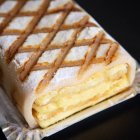 El ponche segoviano combina bizcocho, crema pastelera y mazapán en uno de los postres más tradicionales de Segovia, reconocible por su acabado geométrico tostado.