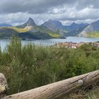 El embalse de Riaño y el paisaje montañoso leonés, bajo un cielo cambiante que refleja la inestabilidad prevista este fin de semana en Castilla y León.