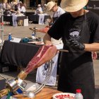 Cortador de jamón en la plaza Mayor de Salamanca.