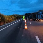 Camión volcado en la A-11 en Soria.