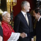 Alfonso Fernández Mañueco, asiste en el Palacio Real de Madrid a la ceremonia oficial de bienvenida a Su Santidad el Papa León XIV