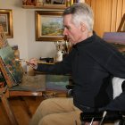 La exposición abarca 30 años de trayectoria del pintor fallecido en agosto de 2025 y está organizada por la Asociación de Artistas Plásticos Palentinos Thieldón