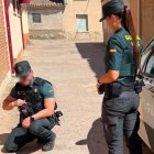 Agentes de la Guardia Civil en la operación de Villalpando.
