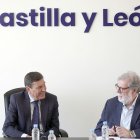 El portavoz de la Junta, Carlos Fernández Carriedo, y el presidente de CEOECyL, Santiago Aparicio