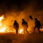 Agentes medioambientales y voluntarios trabajan sin descanso durante la noche para frenar el avance del incendio de Fermoselle (Zamora).
