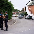 Dos policías municipales, en las proximidades del cuartel de la Guardia Civil de Llanes, y Dámaso F. S.
