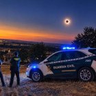 Dos agentes visualizan el eclipse desde Cabezón del Pisuerga