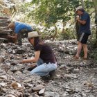 Vecinos de Carracedo de Compludo trabajan en la retirada de piedras.