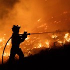Un brigadista forestal lucha contra las llamas en el incendio de Las Hurdes tras su salto a Salamanca.