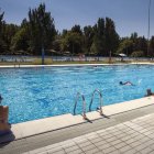 Bañistas en una jornada de sol y calor, en las piscinas municipales del Plantío.