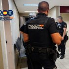 Agentes de la Policía Nacional con el detenido.