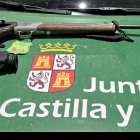 Archivo - Visor y rifle decomisados.