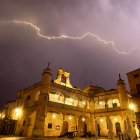 Intensas tormentas han descargado con fuerza sobre la comarca de Ciudad Rodrigo durante esta madrugada, dejando una noche marcada por la lluvia, los rayos y una intensa actividad eléctrica sobre Miróbriga.
