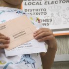 Foz, Lugo. Elecciones generales en España. Mesa electoral el el Colegio Público nº 1. Votantes ejercen su derecho al voto ataviPapeletas electorales para las elecciones generales, en el Colegio Público Nº1, a 23 de julio de 2023, en Foz, Lugo, Galicia (España). Los españoles están llamados hoy, 23 de julio de 2023, para elegir a sus representantes para los próximos cuatro años. Están en juego 350 escaños en el Congreso y 208 en el Senado (ya que 57 de los 265 senadores lo son por designación autonómica), que tendrán que elegir al próximo Gobierno. Estos comicios estaban previstos para diciembre pero el presidente del Gobierno decidió adelantarlo tras los malos resultados obtenidos por su formación en las elecciones municipales y autonómicas del pasado 28 de mayo. Fecha: 23/07/2023. Firma: Carlos Castro / Europa Press