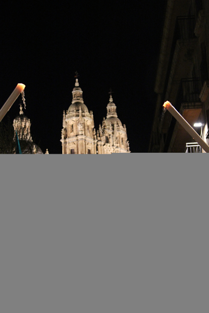 La Catedral de Salamanca luce iluminada en una procesión