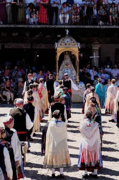 Ofertorio y bailes en la festividad de la Virgen de la Asunción en La Alberca