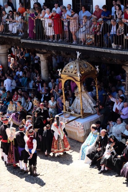 Ofertorio y bailes en la festividad de la Virgen de la Asunción en La Alberca