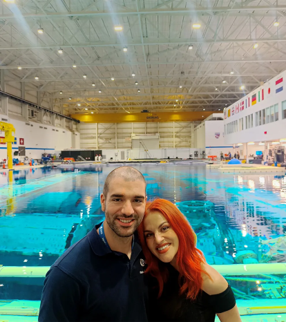 Pablo Álvarez y Sara García en el Centro Espacial Johnson de la NASA