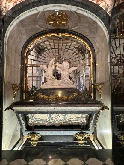 Primera fase del estudio del sepulcro y las reliquias de Santa Teresa de Jesús, en Alba de Tormes (Salamanca).