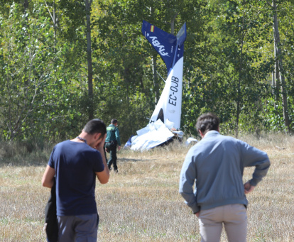 Un fallecido y un herido grave en el accidente de una avioneta en Abia de las Torres (Palencia), en la imagen la avioneta siniestrada.