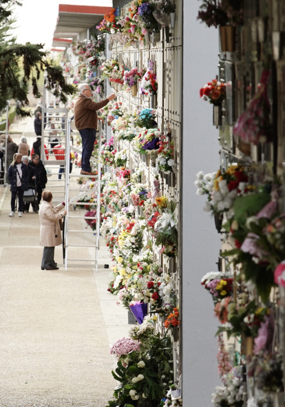 Celebración del Día de Todos Los Santos en el Cementerio Municipal de León.