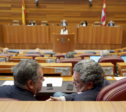 El ‘popular’ Pablo Trillo y Pedro Pascual, ayer durante el pleno.
