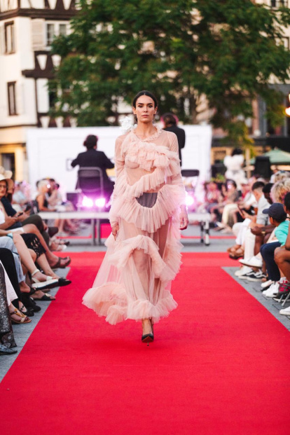 La diseñadora de moda leonesa María Lafuente participa en un desfile de moda inclusivo contra la ceguera