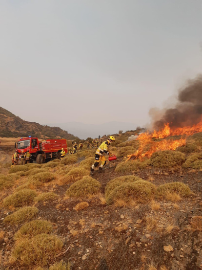 Bomberos forestales de la Generalitat de Valencia colaboran en la extinción de los incendios de Yeres e Igüeña, en León