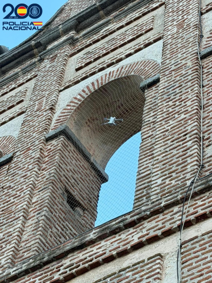 Un dron se estrella contra una espadaña de la muralla de Ávila