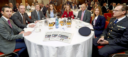 El teniente coronel de la Guardia Civil, Rafael Checa; el vicepresidente de la Diputación, Víctor Alonso; el vicepresidente primero de las Cortes, Francisco Vázquez; la presidenta de Edigrup, Adriana Ulibarri; la gerente de Servicios Sociales, Esperanza Vázquez; el subdelegado del Gobierno, Jacinto Canales;la concejala de Juventud, Carolina del Bosque; y jefe superior de la Policía Nacional, Juan Carlos Hernández. PHOTOGENIC