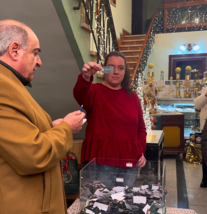 Momento en que sacan la papeleta ganadora de los 10.000 euros del roscón de Conrado en presencia del notario.