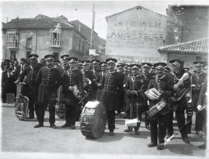 Foto de la banda municipal en 1925 en la exposición sobre el centenario del Himno de Palencia