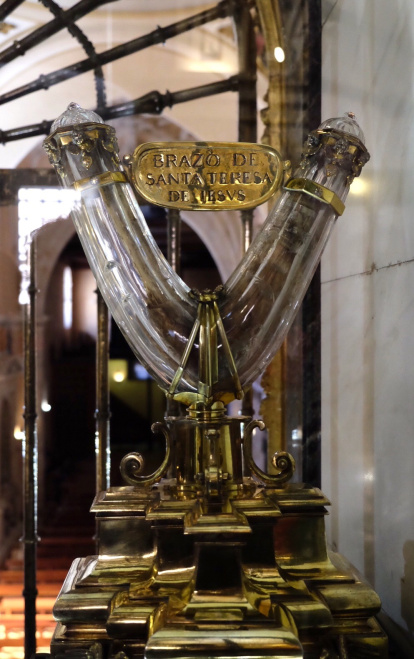 El brazo de Santa Teresa, una de las reliquias que se guardan junto a su sepulcro