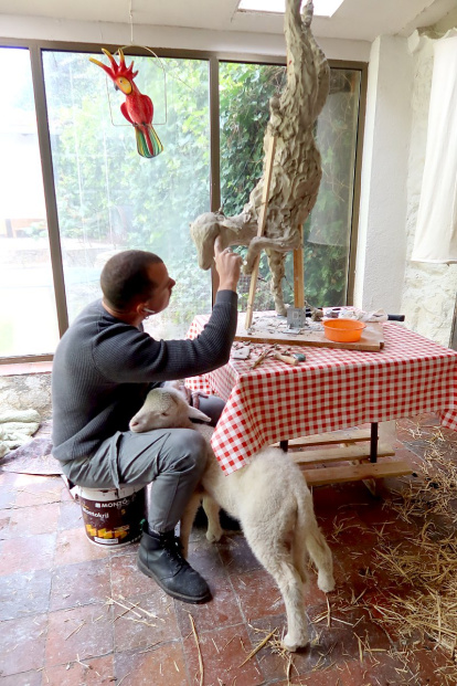 El artista Gonzalo Borondo diseña su propuesta del Agnus Dei para coronar la Torre de Jesucristo de la Sagrada Familia.
