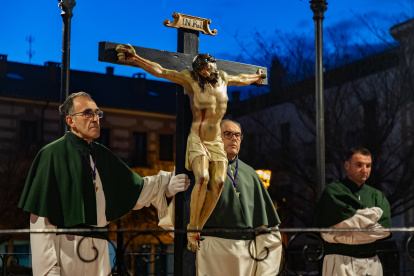 Un momento de la procesión de las Cruces de la Vida de Arévalo (Ávila)