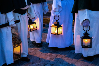 Un momento de la procesión de las Cruces de la Vida de Arévalo (Ávila)