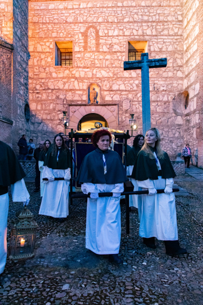 Un momento de la procesión de las Cruces de la Vida de Arévalo (Ávila)