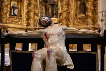 Un momento de la procesión de las Cruces de la Vida de Arévalo (Ávila)