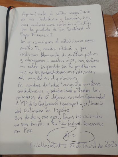 Alfonso Fernández Mañueco firma el libro de condolencias por la muerte del Papa Francisco