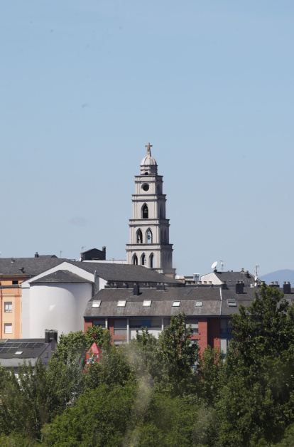 Campanario de la iglesia de San Ignacio de Loyola en el centro de la capital berciana.