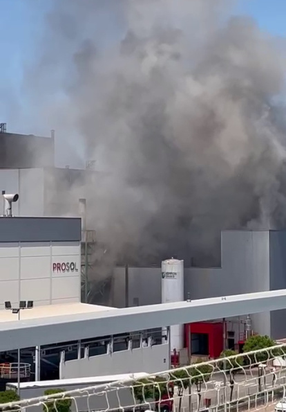 Arde una parte del tejado de una nave de la empresa Prosol, en Venta de Baños