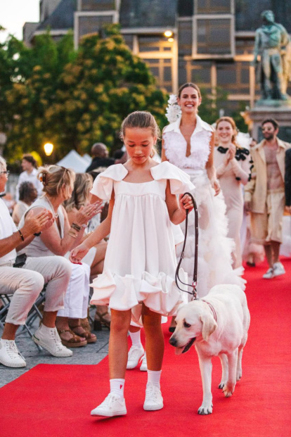 La diseñadora de moda leonesa María Lafuente participa en un desfile de moda inclusivo contra la ceguera