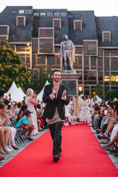 La diseñadora de moda leonesa María Lafuente participa en un desfile de moda inclusivo contra la ceguera
