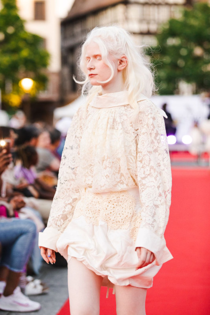 La diseñadora de moda leonesa María Lafuente participa en un desfile de moda inclusivo contra la ceguera