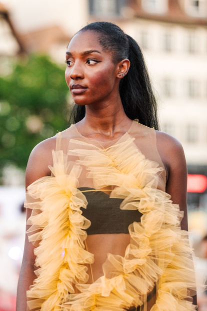 La diseñadora de moda leonesa María Lafuente participa en un desfile de moda inclusivo contra la ceguera
