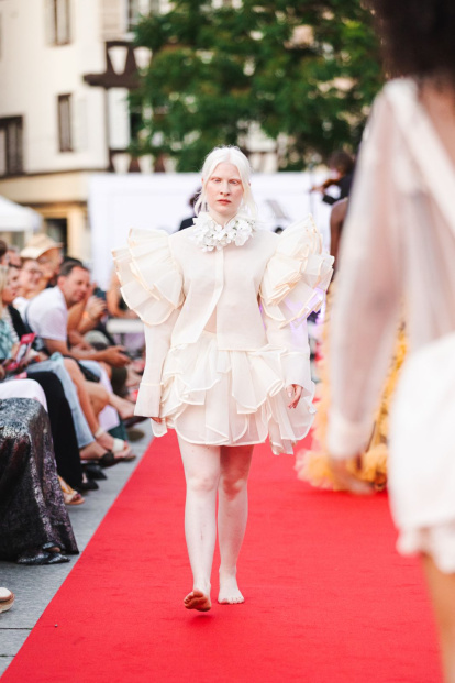 La diseñadora de moda leonesa María Lafuente participa en un desfile de moda inclusivo contra la ceguera