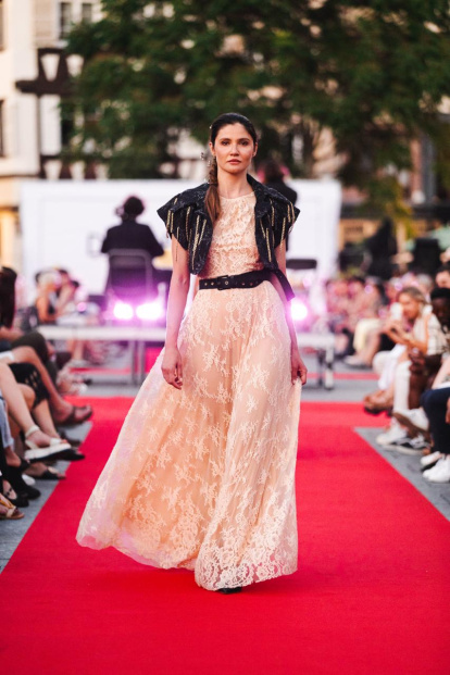 La diseñadora de moda leonesa María Lafuente participa en un desfile de moda inclusivo contra la ceguera