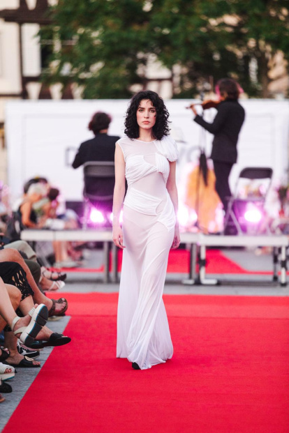 La diseñadora de moda leonesa María Lafuente participa en un desfile de moda inclusivo contra la ceguera