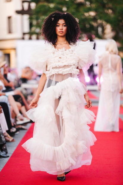 La diseñadora de moda leonesa María Lafuente participa en un desfile de moda inclusivo contra la ceguera