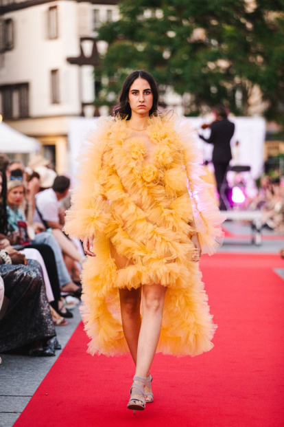 La diseñadora de moda leonesa María Lafuente participa en un desfile de moda inclusivo contra la ceguera